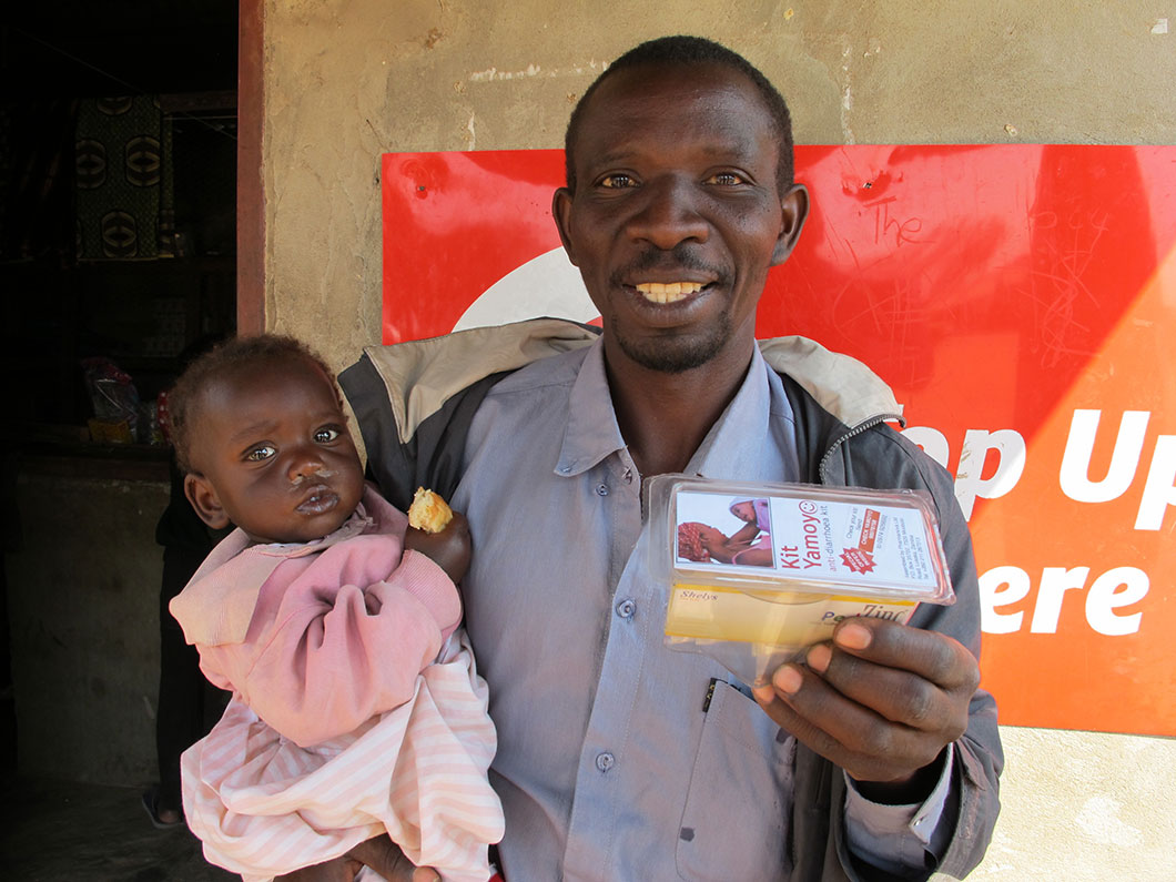 A happy father and his daughter with their purchase of Kit Yamoyo (original trial format).