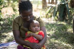 Une mère africaine regarde son bébé dans ses bras et tient son bébé.