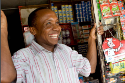 Première page du guide d'adaptation et de facilitation. Le titre est « Programme intégré ICCM/PF pour les pharmaciens et les vendeurs de médicaments » et comporte les logos de l'USAID et de MOMENTUM.